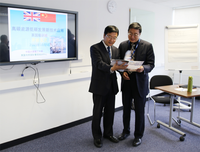 2李晋平副校长与英国剑桥国际管理学院王胜明博士介绍beat365官网情况.jpg