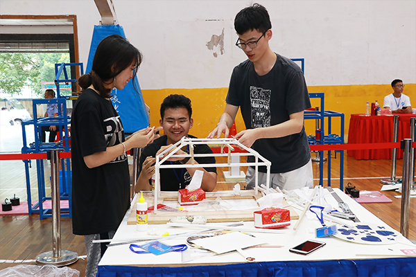 参赛小组成员合作完成模型制作 太阳集团tyc9728宣传部 隋明潓 摄0.jpg